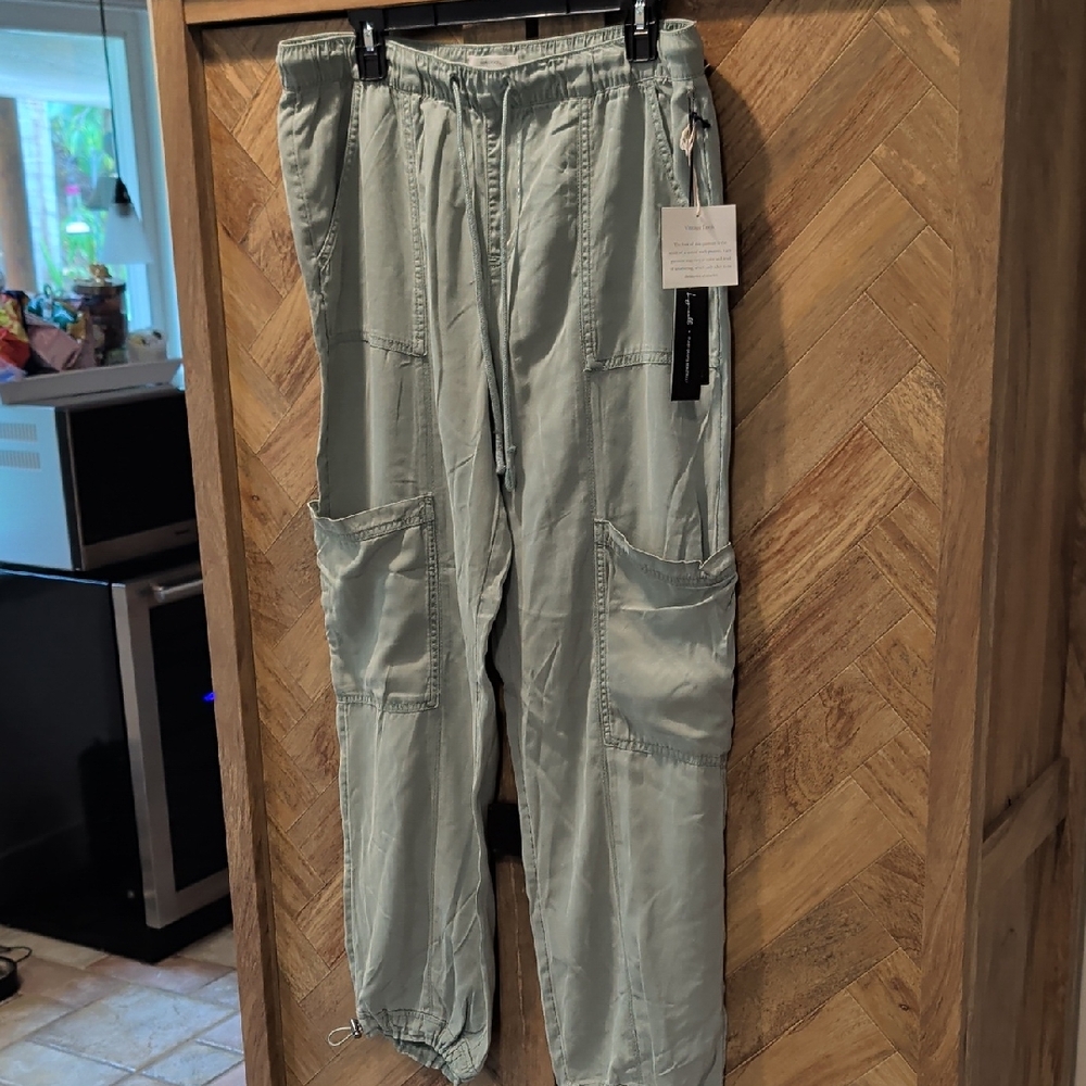 Pull on casual cargo joggers in vintage green